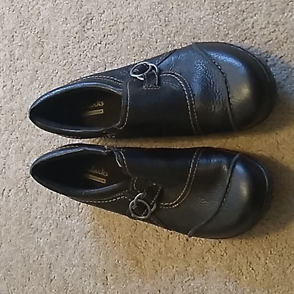 Women's Black Clarks Shoes, Size 7.5 - Picture 2 of 7